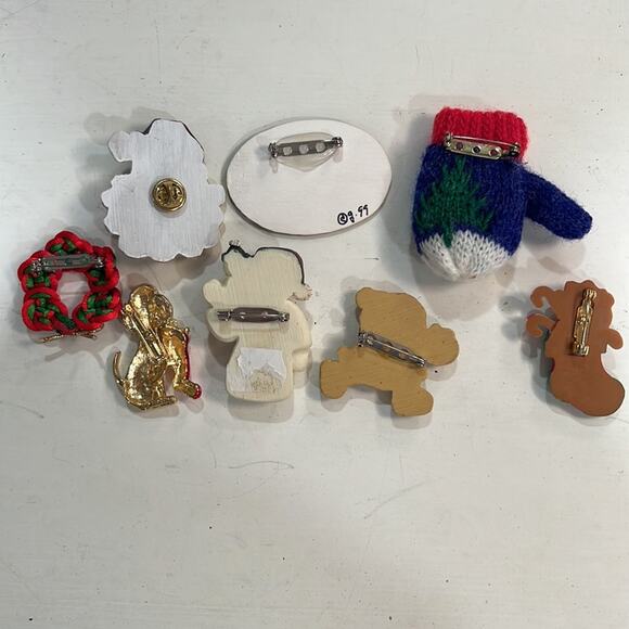 Brooches Winter Christmas Theme Vintage Pins Wreath Snowman Santa Dog Stocking - Picture 12 of 12